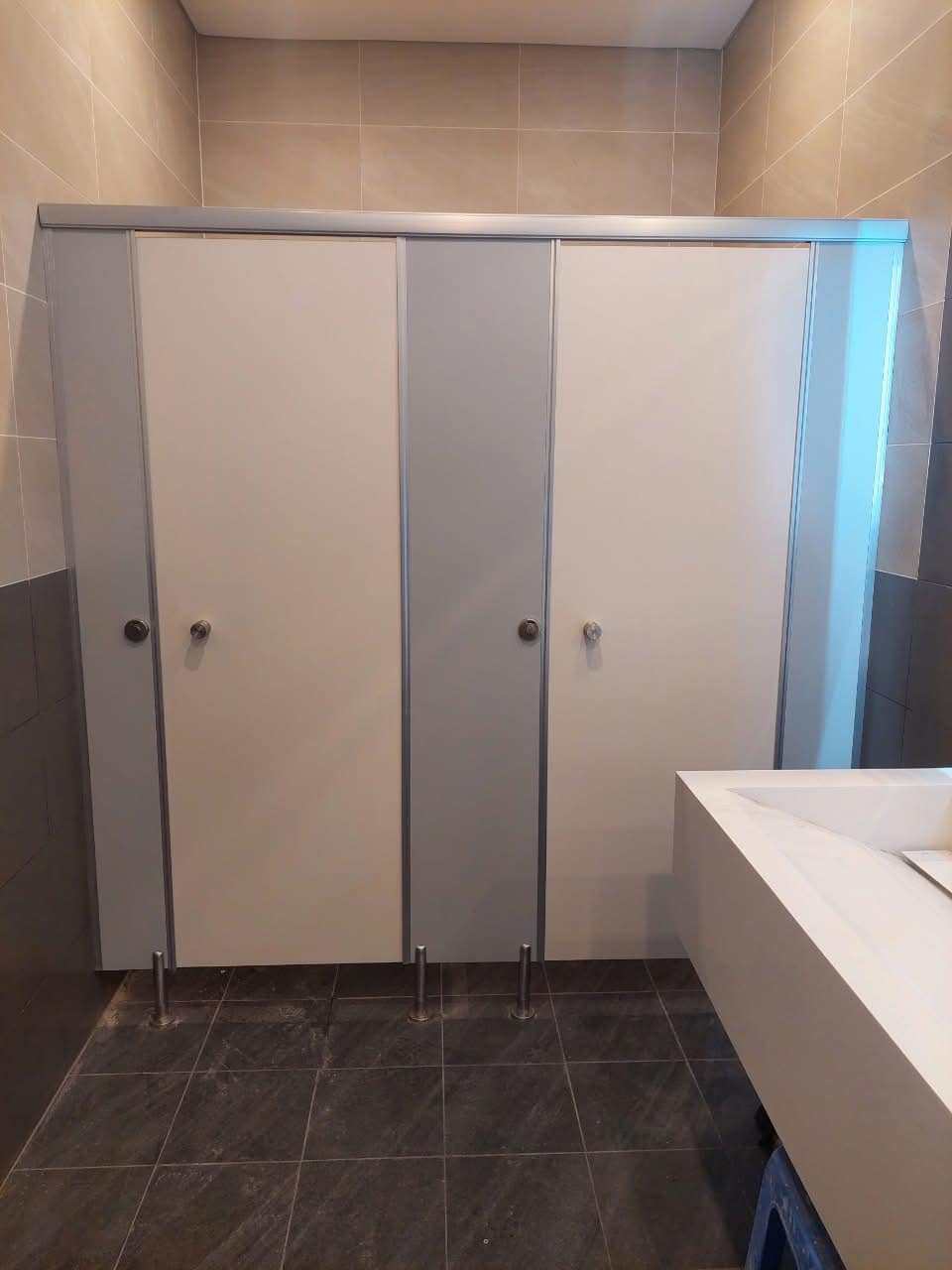 Thi Công Vách Ngăn Vệ Sinh Tấm Compact HPL Tại Đồng Nai