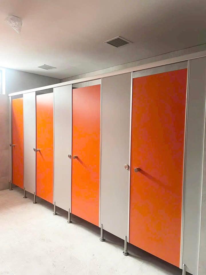 Thi Công Vách Ngăn Vệ Sinh Tấm Compact HPL Tại Đồng Nai