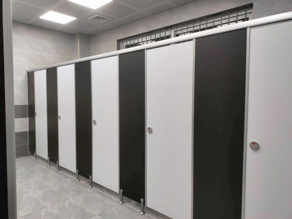 Lắp đặt Vách Ngăn Vệ Sinh Tấm Compact HPL Tại Lào Cai