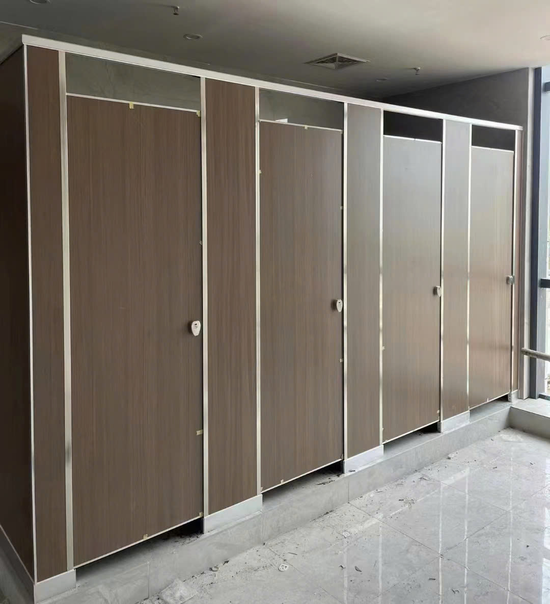 Thi Công Vách Ngăn Vệ Sinh Tấm Compact HPL Tại Đắk Lắk