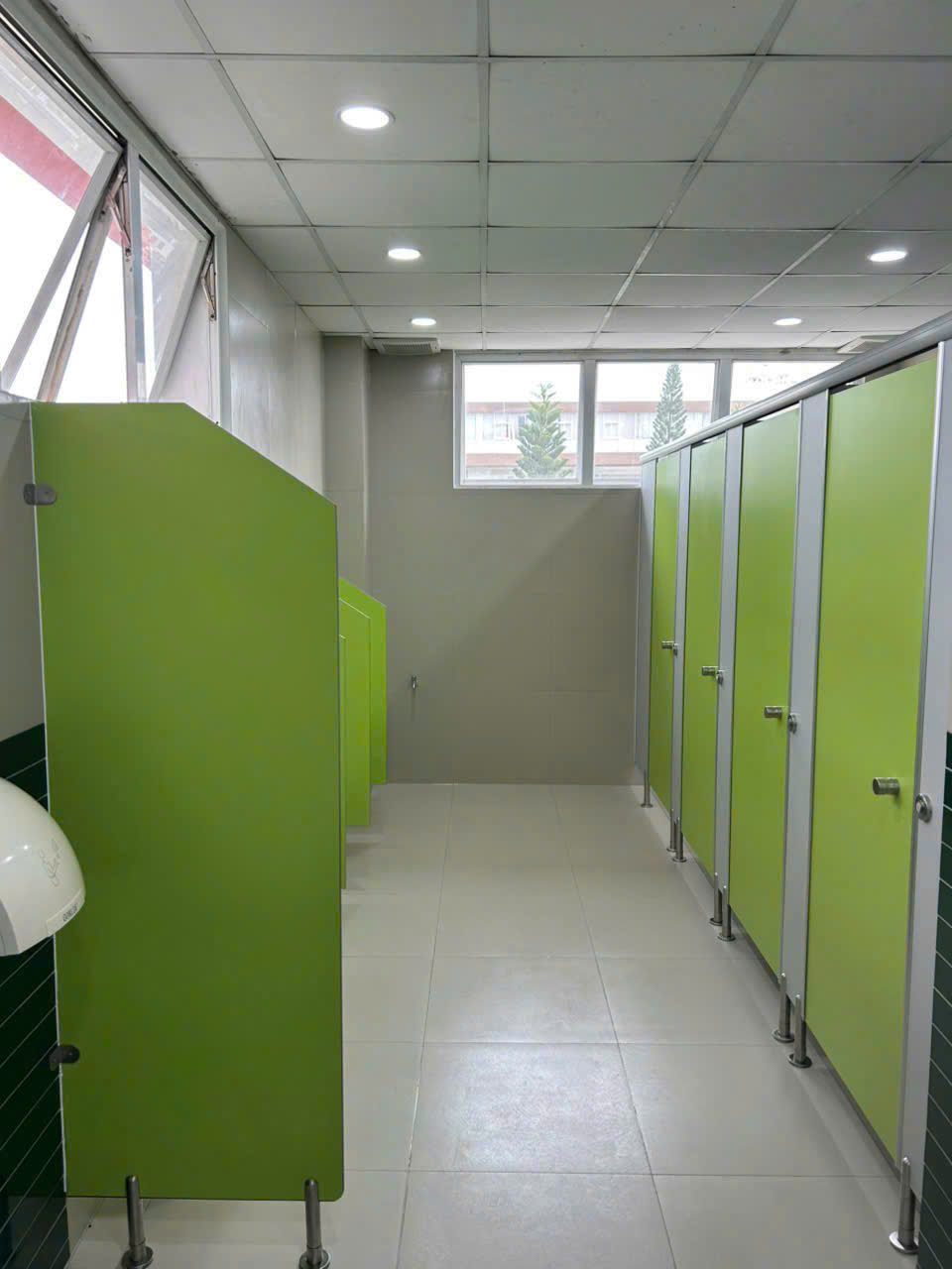 Tấm Compact HPL là gì? Giới thiệu, Ưu điểm, Ứng dụng, Giá 2026 | MBEE