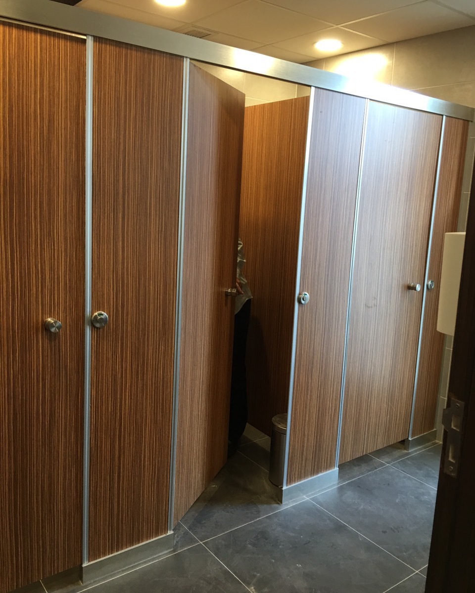 Những Điều Cần Biết Trước Khi Lắp Vách Ngăn Toilet Tấm Compact HPL – Mbee