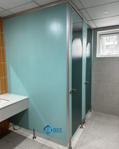 Thi Công Vách Ngăn Vệ Sinh Tấm Compact Tại TP. HCM – Nhanh, Đúng Tiến Độ