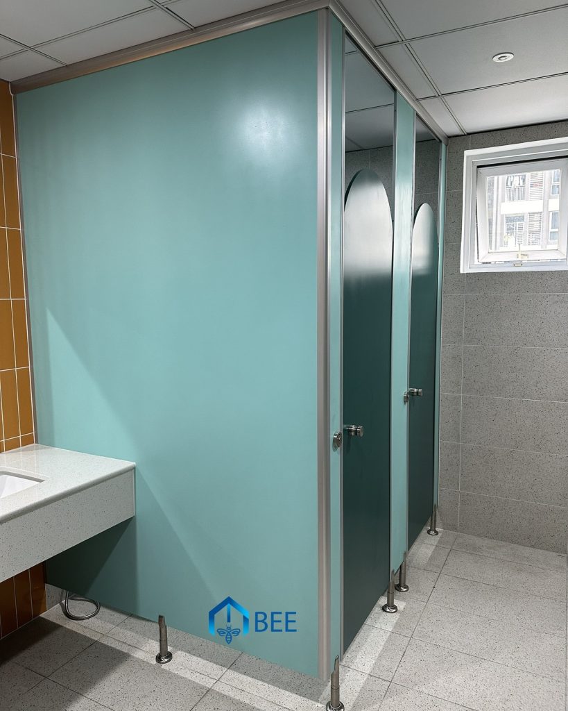 Thi Công Vách Ngăn Vệ Sinh Tấm Compact Tại TP. HCM – Nhanh, Đúng Tiến Độ
